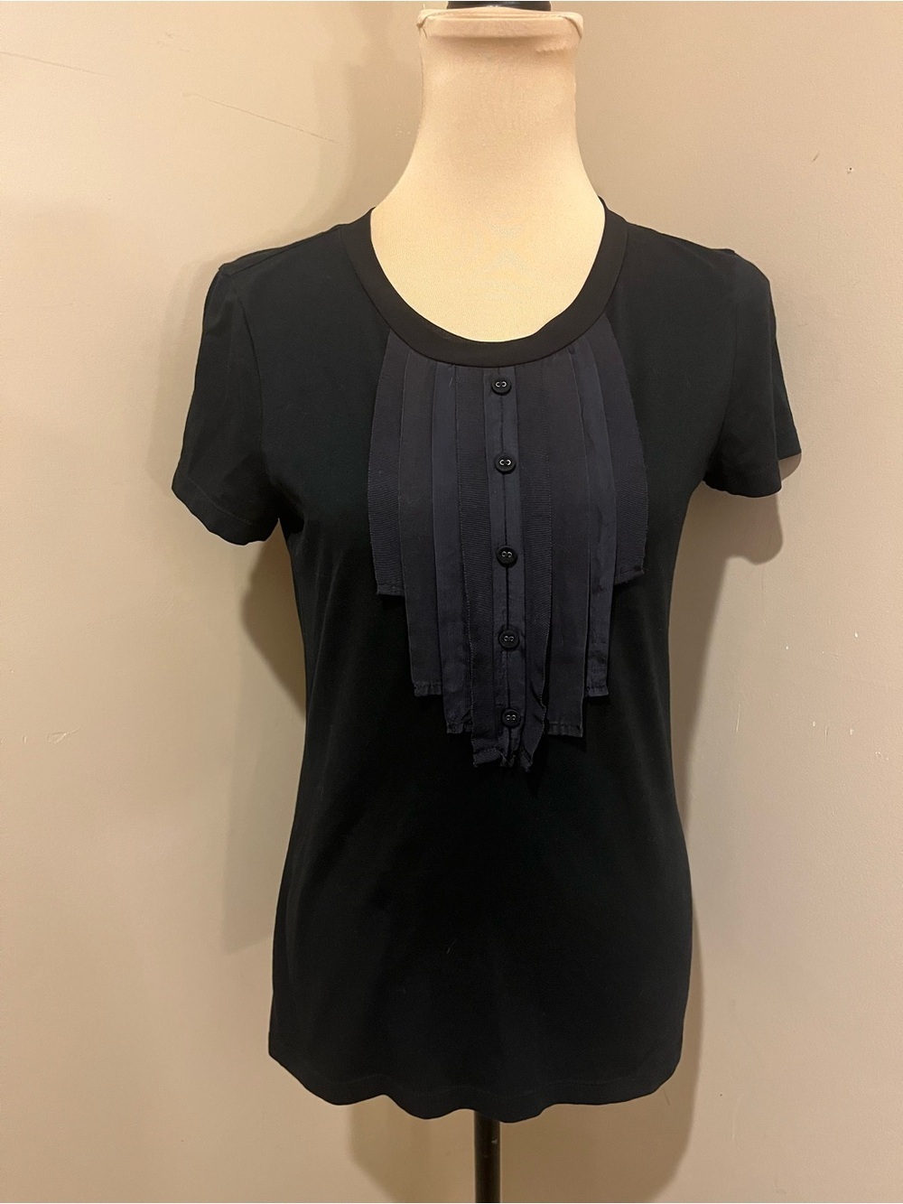 Gap Black Short-Sleeve Tuxedo-Ruffle-Pleated Bib Tee, size Medium
